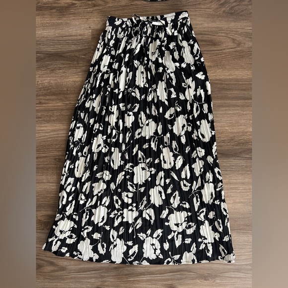 ASOS 2 piece black and white top and skirt set - Picture 8 of 9